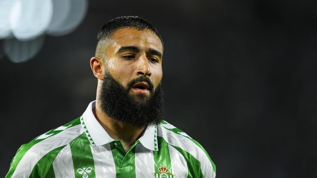 Nabil Fekir del Real Betis observa durante el partido de fútbol de la liga española, La Liga EA Sports, jugado entre el Real Betis y el Girona FC en el estadio Benito Villamarín el 15 de agosto de 2024, en Sevilla, España.