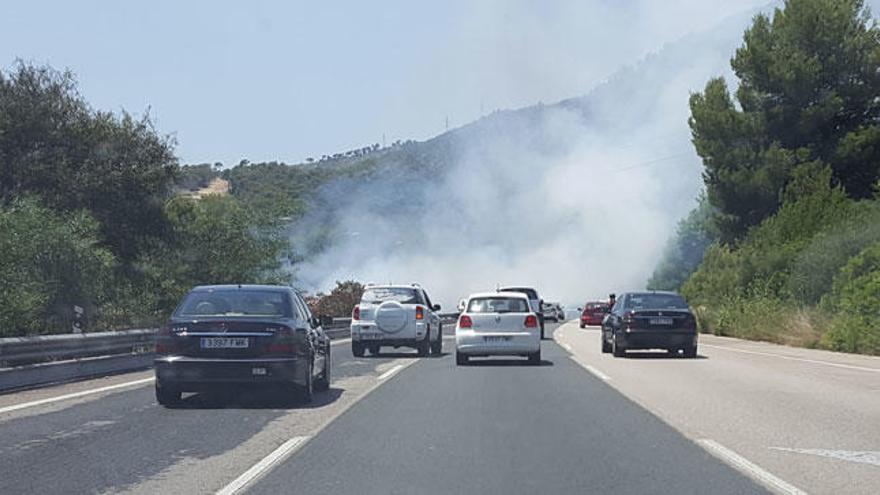 Incendio en la mediana de la autopista de Andratx