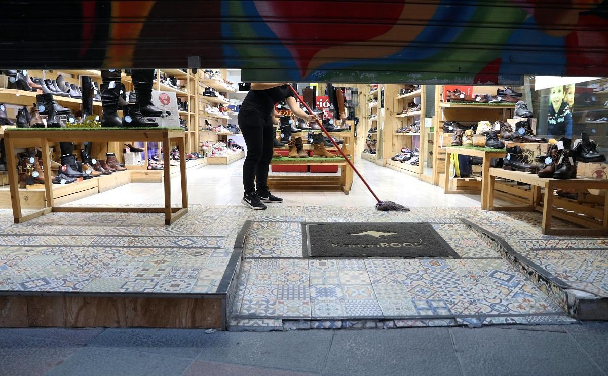 Una trabajadora en un comercio de Málaga.