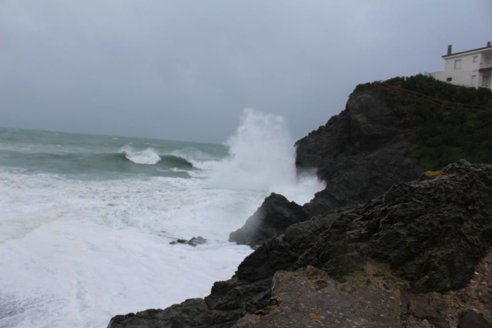 El temporal castiga la costa empordanesa