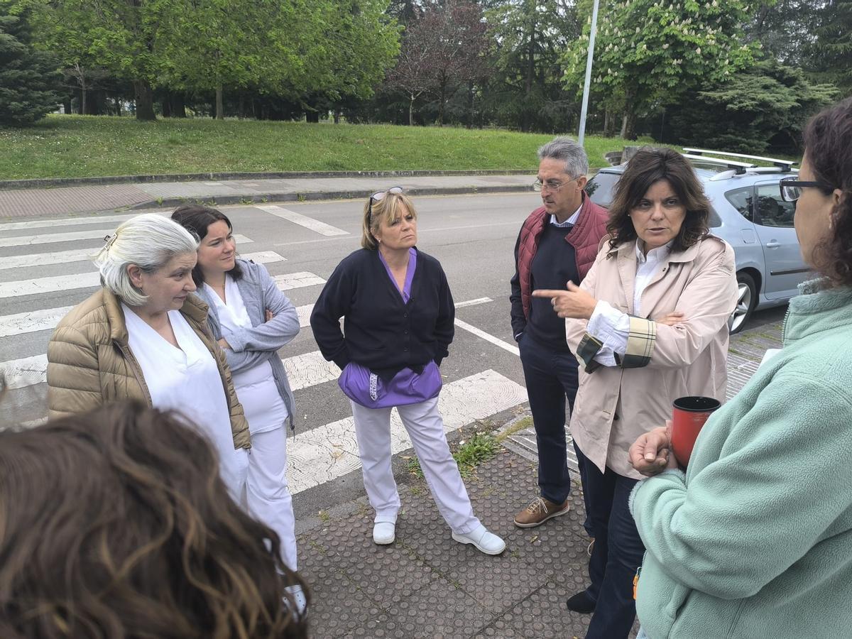 Ascanio González y Beatriz Polledo, con las trabajadoras de la residencia del ERA en Noreña