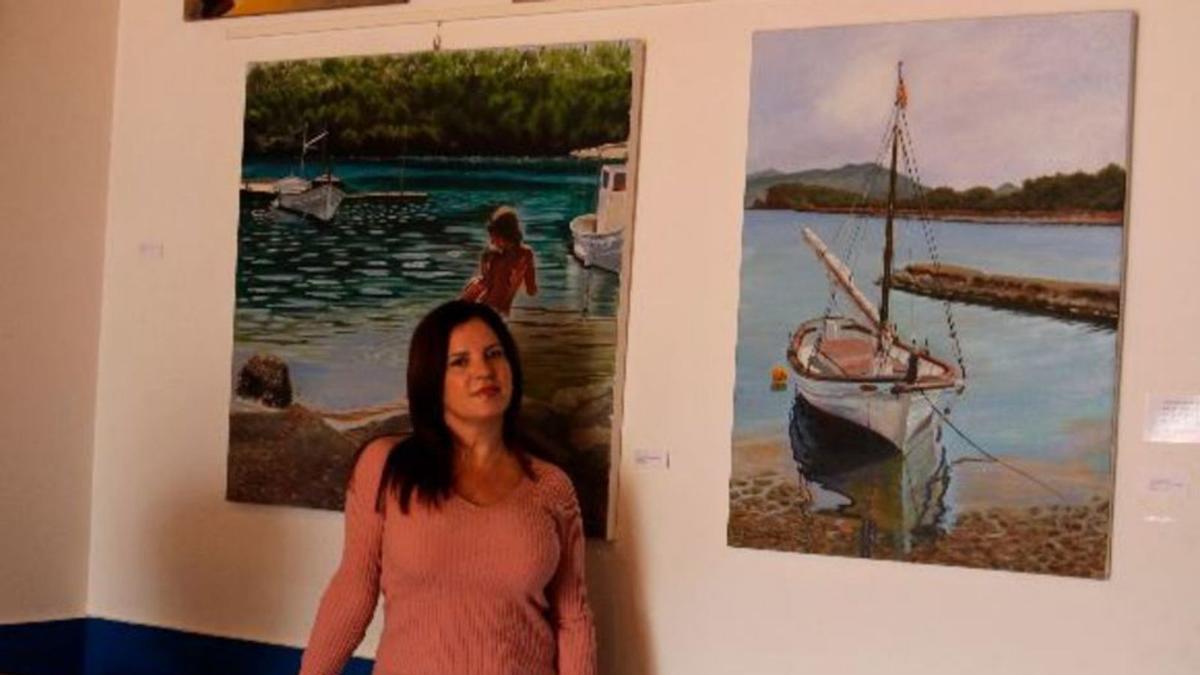 Cristina Ferrer, con dos de sus obras en Sant Mateu. | DI