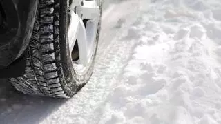 DGT: El alimento que no puede faltar en tu coche si te atrapa una nevada