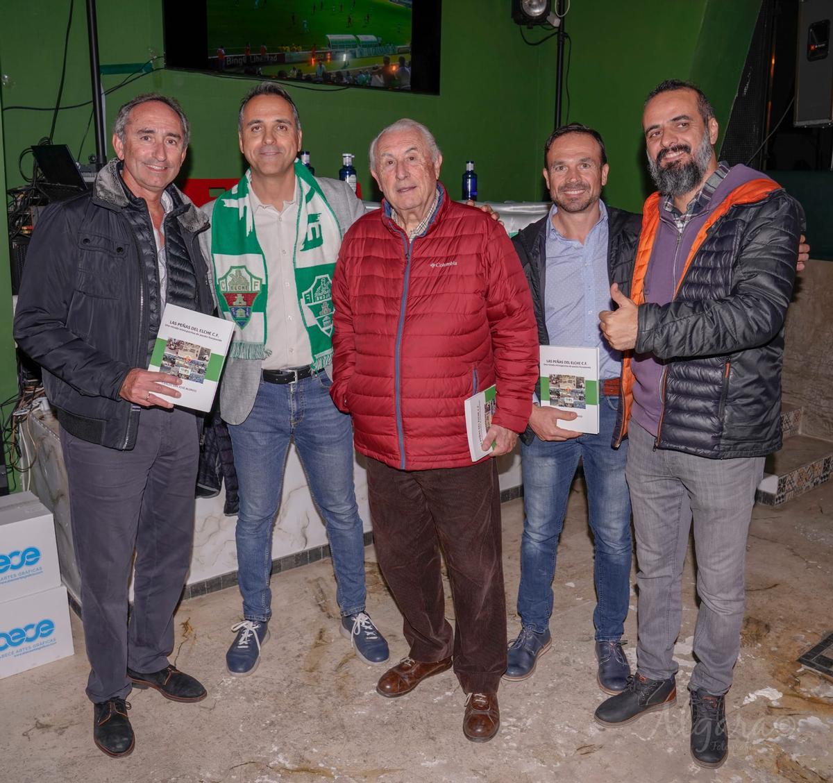 Carlos San José, con bufanda franjiverde, anoche en el acto de presentación de su libro sobre las peñas del Elche CF