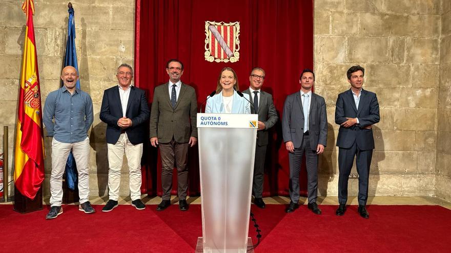 La presidenta del Govern, Marga Prohens, en rueda de prensa en la Capilla del Consolat de Mar.