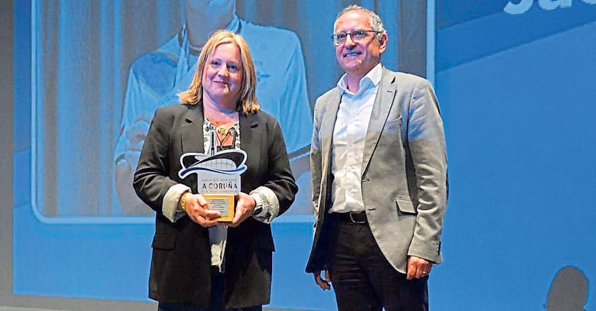 Gemma Brun, madre del nadador Jacobo Garrido, con  Juan Carlos Da Silva, director general de Prensa Ibérica Galicia.