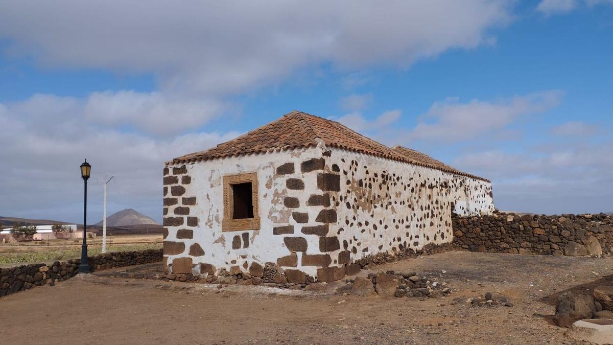 Ermita de la Capellanía, en el pueblo de La Oliva, un patrimonio cultural que corre peligro de derrumbe por las grietas. | | EL EFEQUÉN