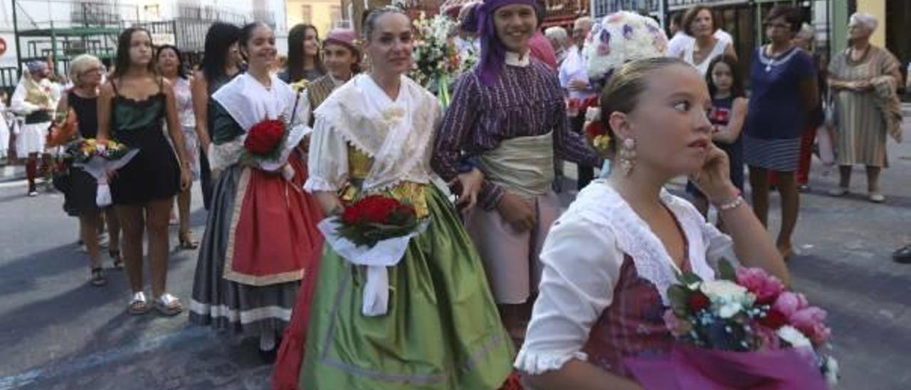 Un momento de la ofrenda que se celebró ayer en Canet d&#039;En Berenguer.