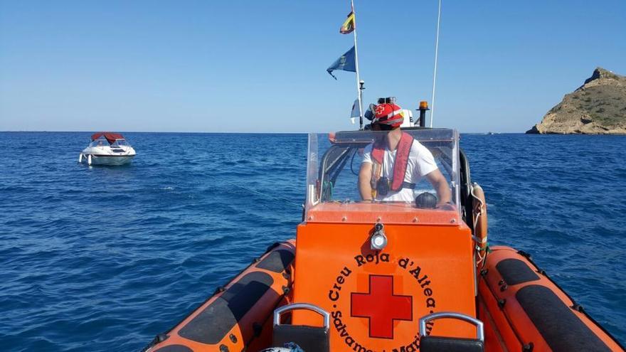 Rescatan a dos personas y un perro tras averiarse su barco en la playa del Albir