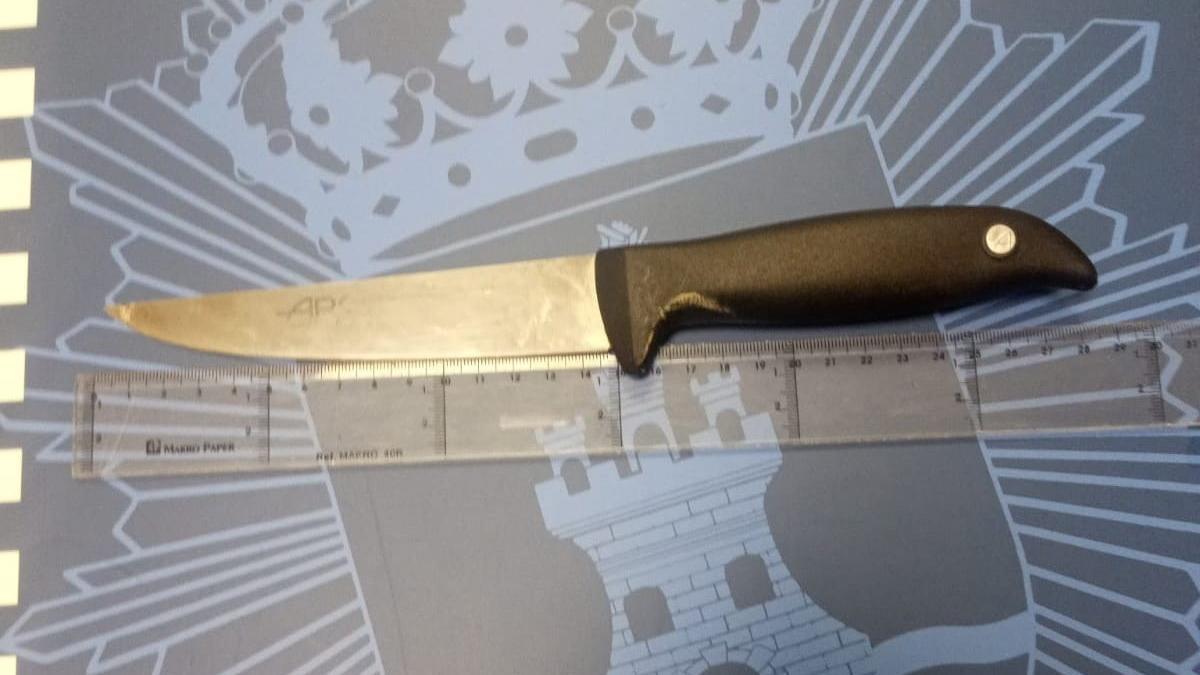 Cuchillo requisado por la Policía al presunto autor del atraco a la farmacia.