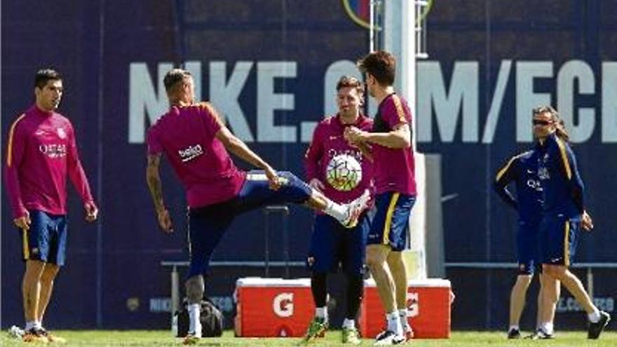 El Barça va entrenar-se ahir a la Ciutat Esportiva Joan Gamper per preparar el partit d&#039;avui a la Corunya.