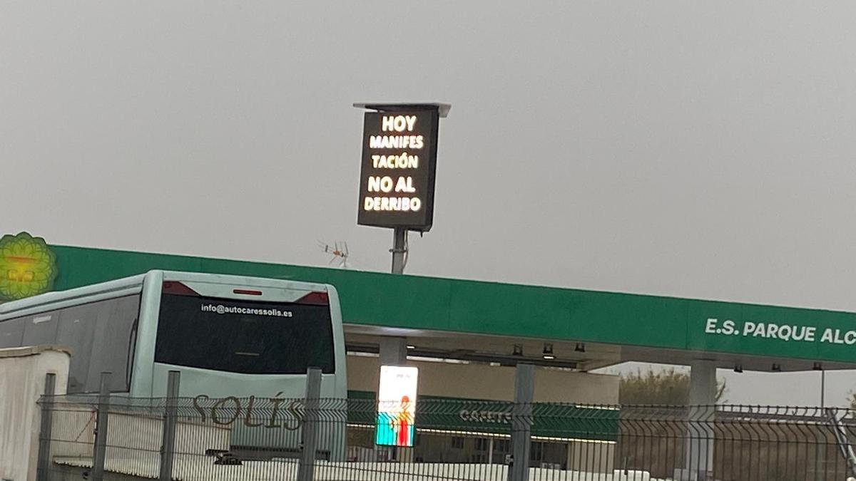 Vídeo | Manifestación contra el derribo de la gasolinera de Parque Alcosa