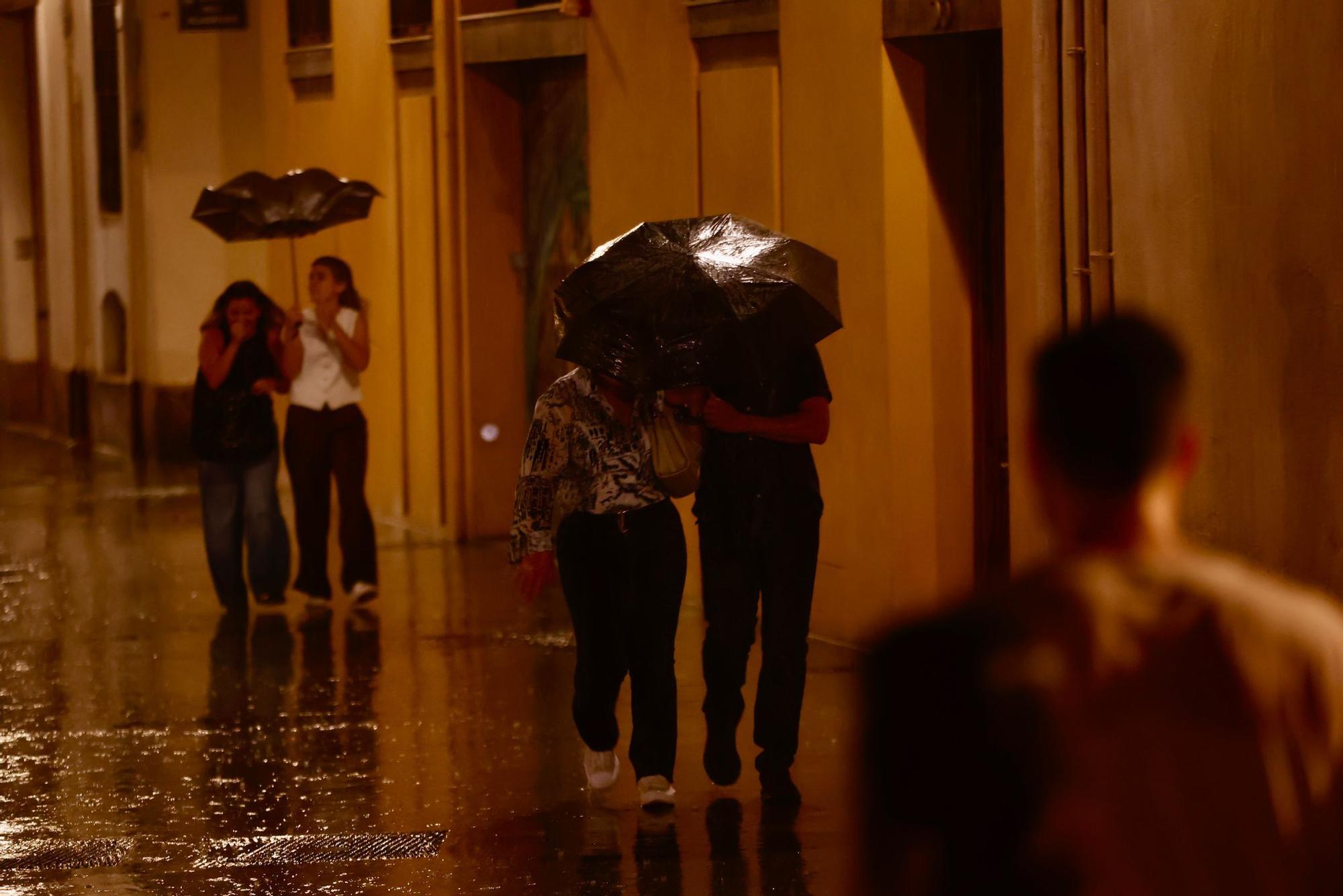 La tormenta descarga con fuerza sobre València