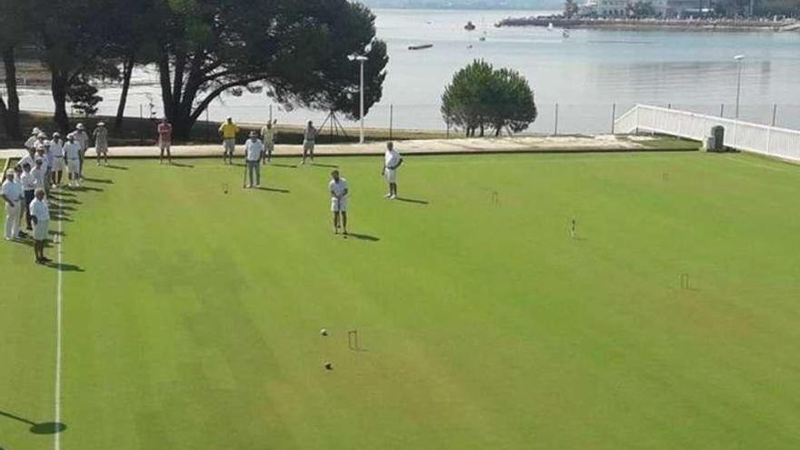 Campo de croquet del Beach Club La Toja, con el Gran Hotel al fondo. // L. Gortázar/Federación Española de Croquet