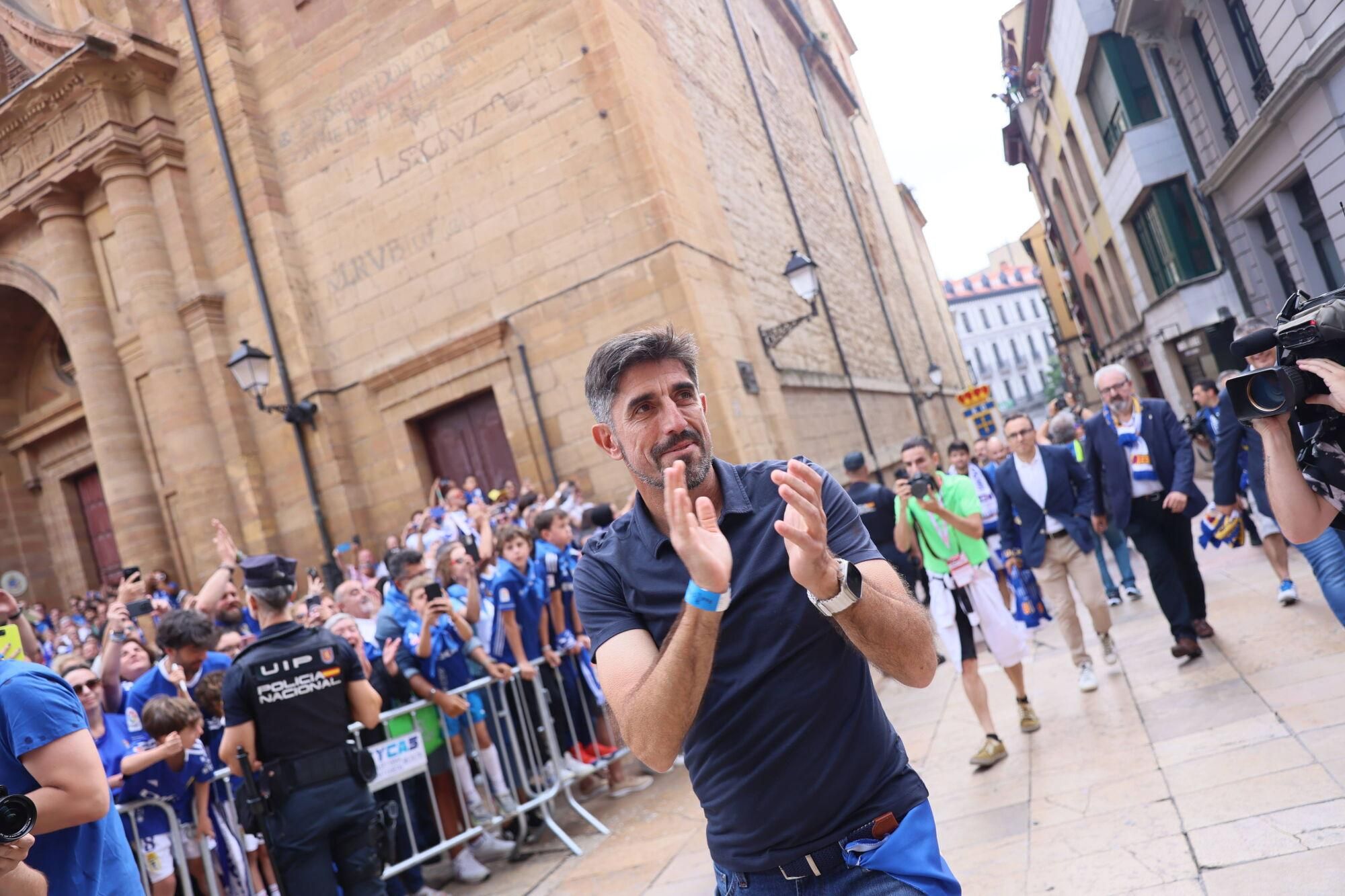 Locura azul en las calles de Oviedo para celebrar el ascenso del equipo a Primera División