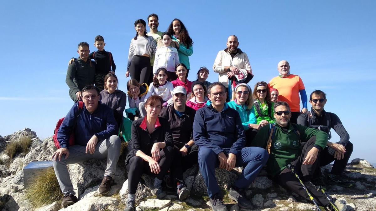 Participantes este sábado junto al vértice geodésico tras la subida de reconocimiento del sendero de uso público para acceder a La Tiñosa.