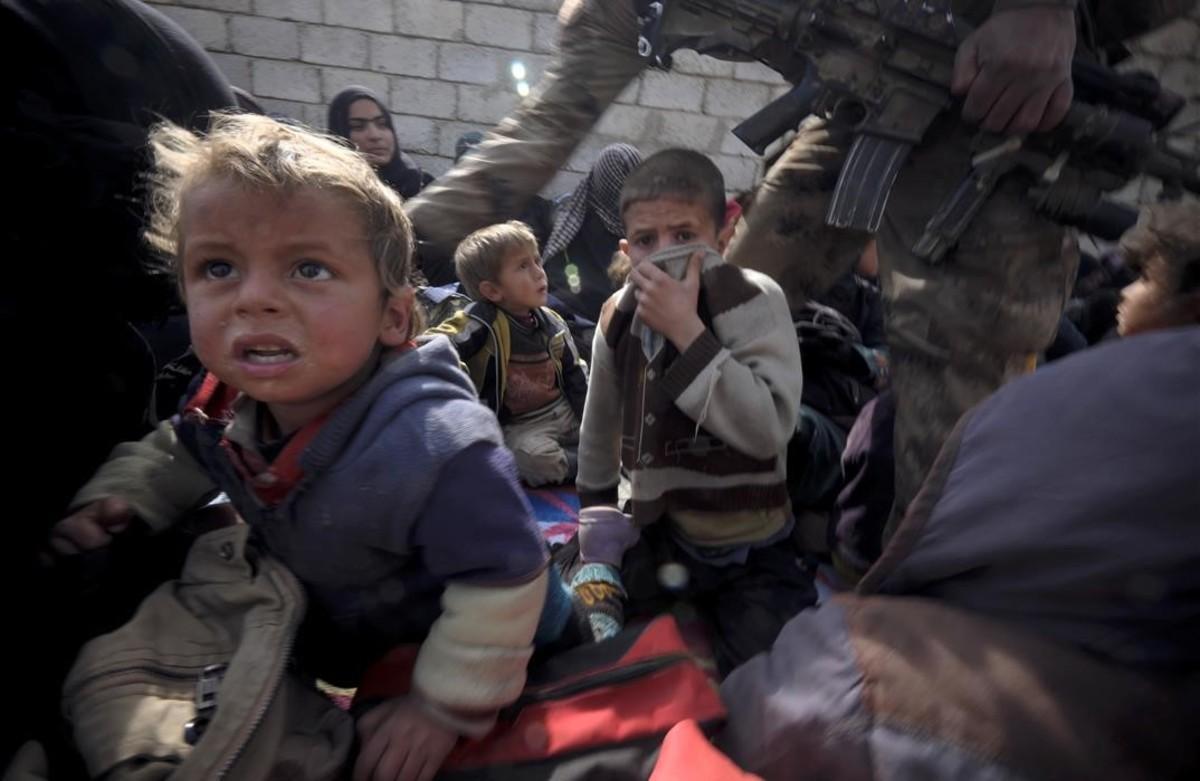 Un grupo de niños refugiados tras huir de la ciudad de Mosul.