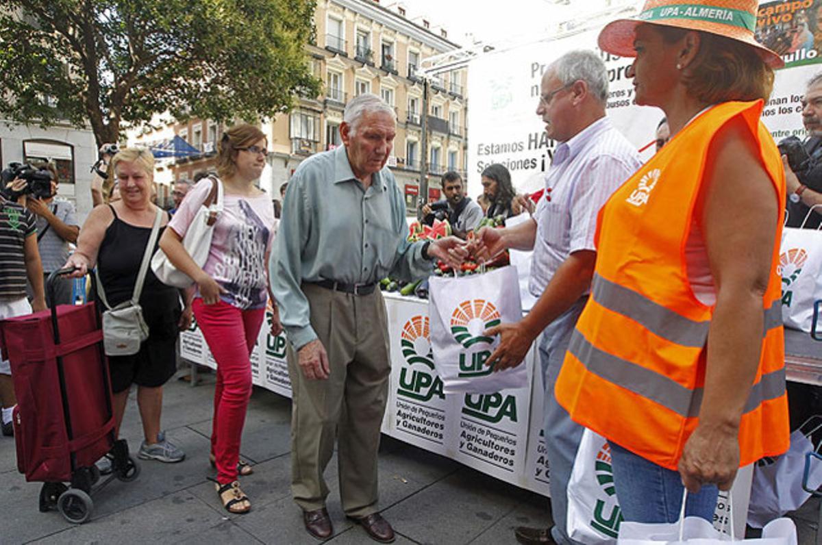 La Unió de Petits Agricultors i Ramaders ha repartit gratuïtament 15.000 quilos de fruites d’estiu a Madrid, per denunciar la situació de crisi que pateix el sector.