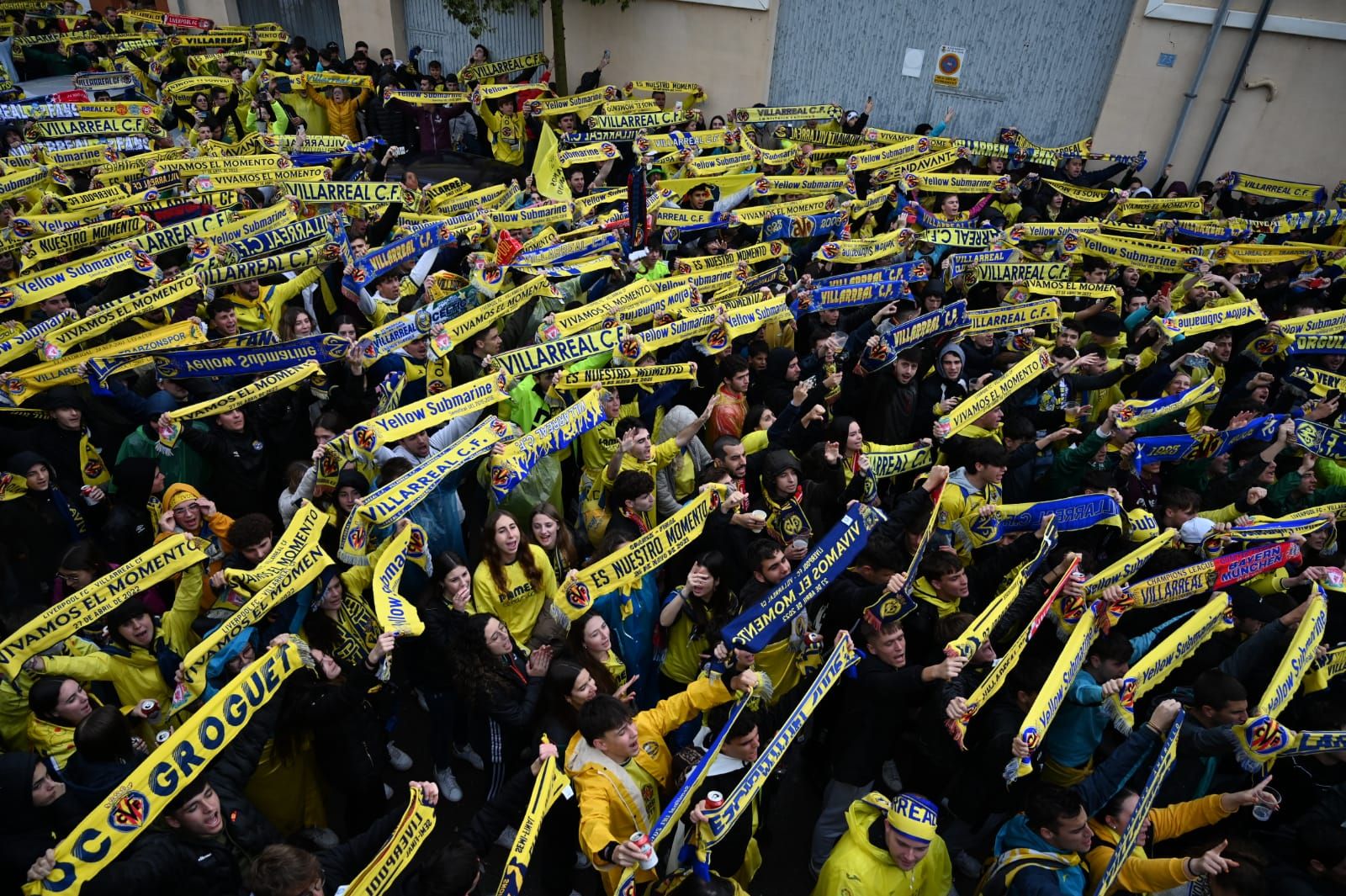 Fotogalería | La lluvia no frena las ganas de la afición del Villarreal de ver a su equipo en la final de Champions