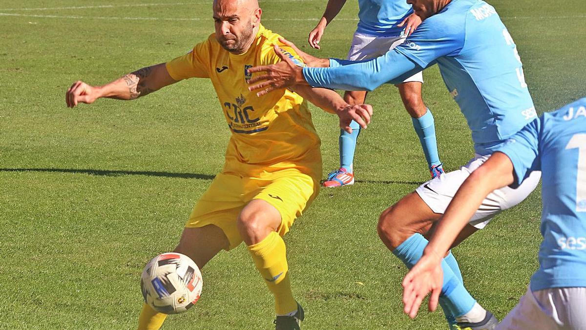 El capitán del Orihuela Chechu Flores, en el partido de la primera vuelta ante el Ibiza (0-0). | TONY SEVILLA