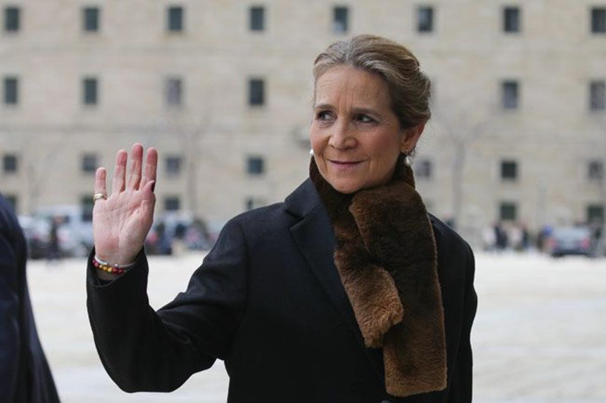 La infanta Elena saluda al llegar a El Escorial