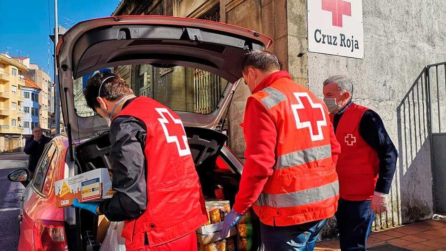 Voluntarios de Cruz Roja durante una entra de suministros