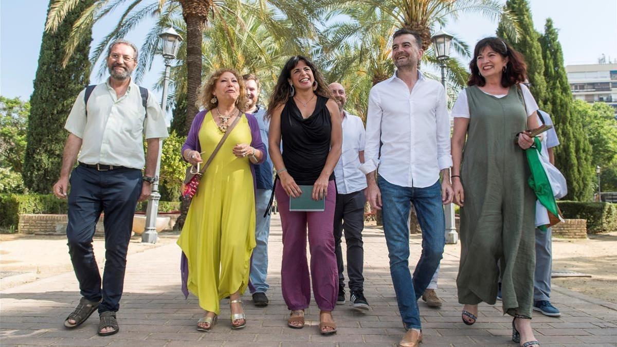 Teresa Rodríguez, en el centro, con otros representantes de fuerzas de la confluencia andaluza de Podemos.