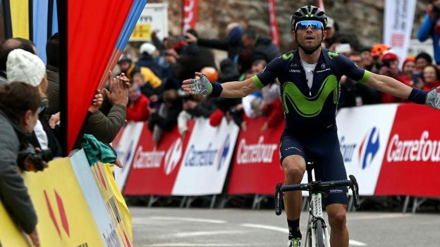 Alejandro Valverde cruza la línea de meta.