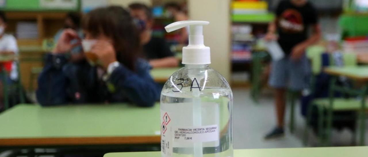 Gel desinfectante en un clase valenciana.