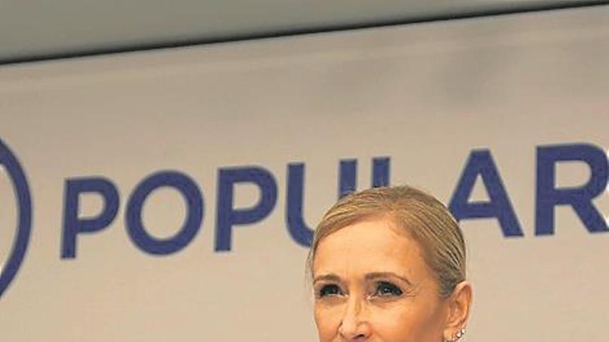 Cifuentes denuncia un complot pero no aporta el máster