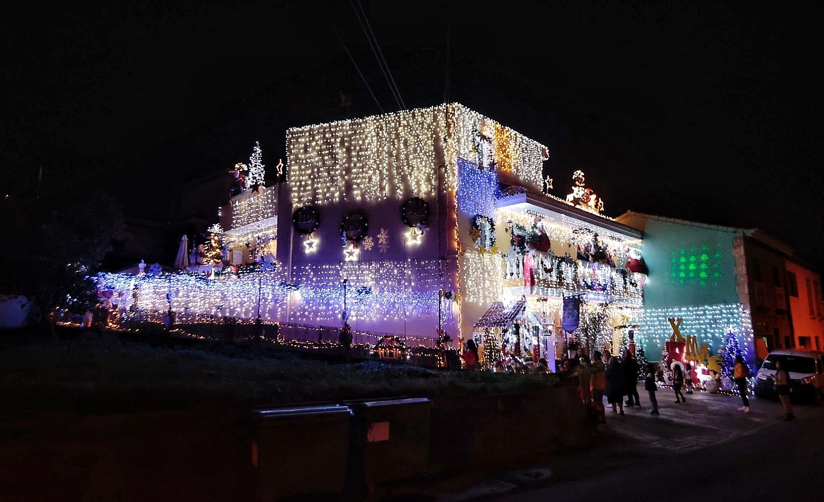 Casa con iluminación navideña en El Boquerón