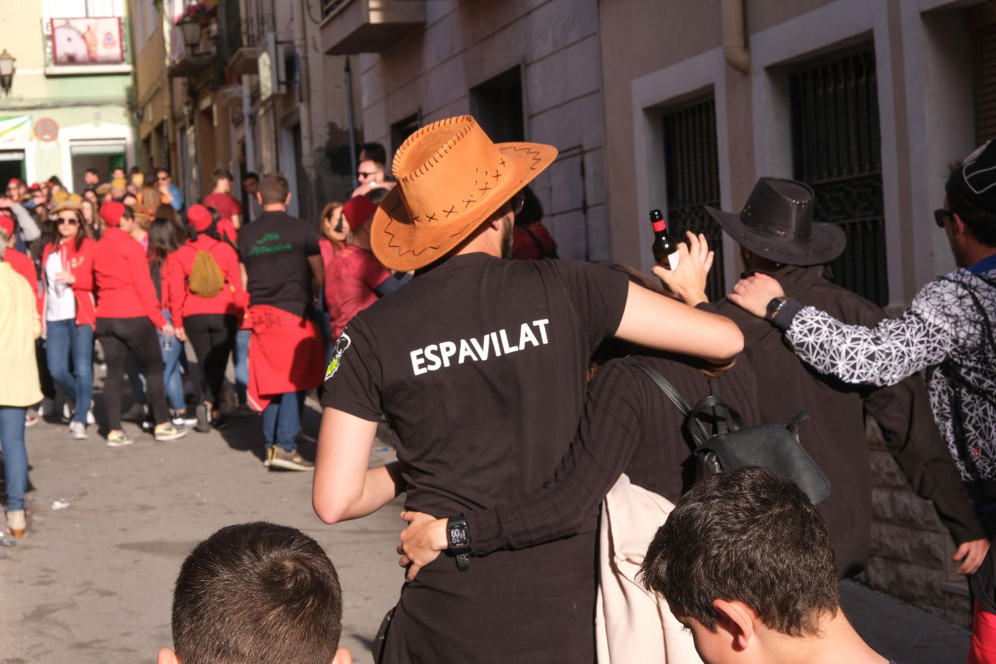 Fiesta de Els Capitans y desfile de abanderadas de Moros y Cristianos de Petrer, en imágenes