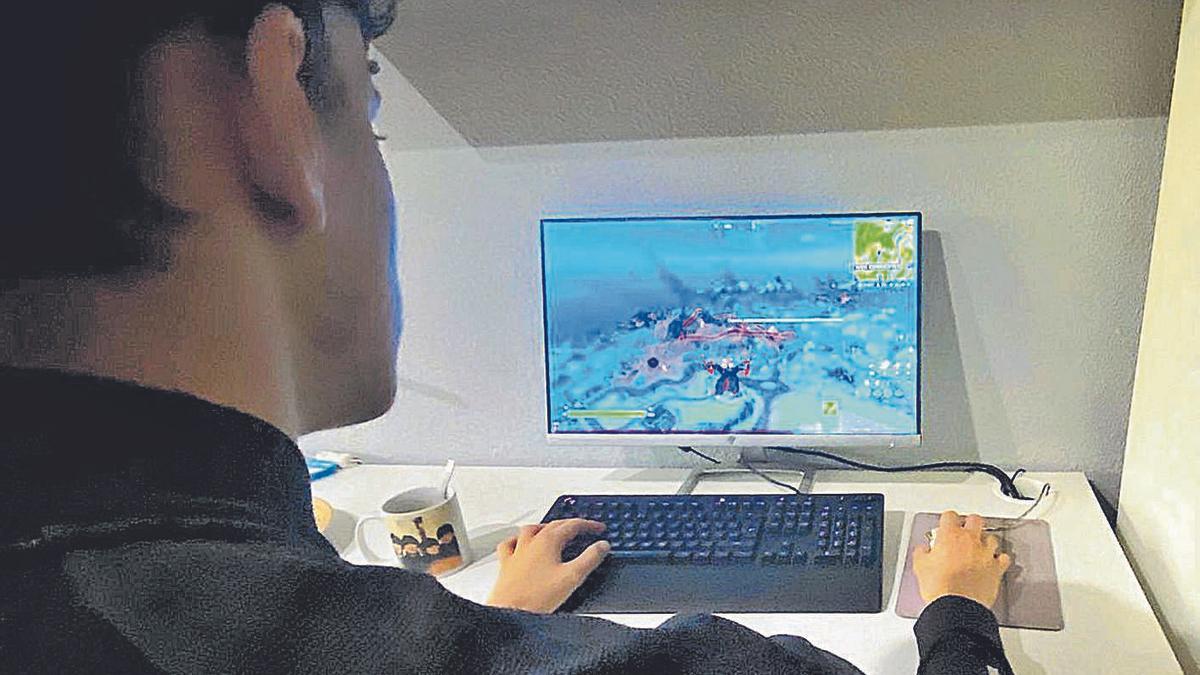 Un joven jugador de ‘Fortnite’ 
y dos 
capturas de la partida. | DAVID CASTRO