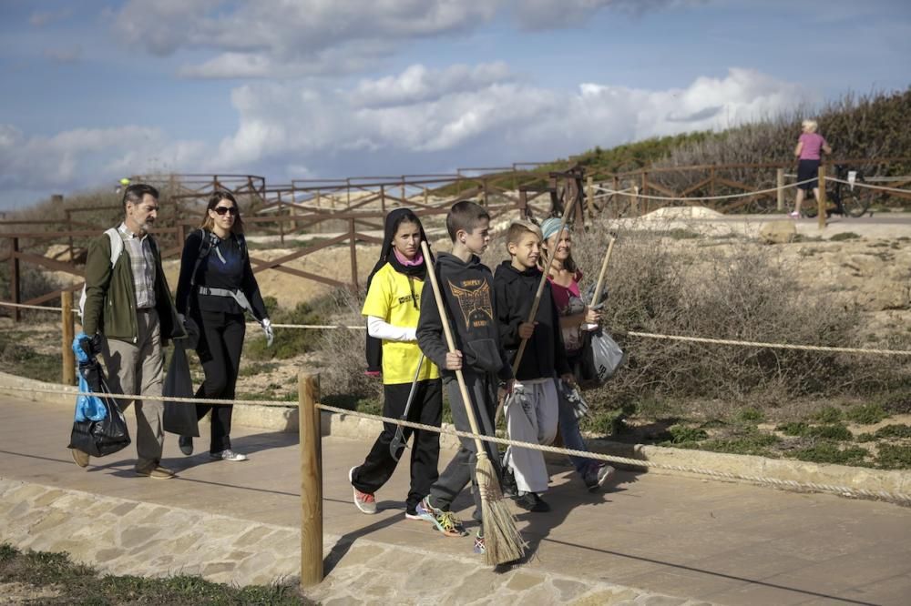 Más de 60 voluntarios retiran 340 kilos de residuos de es Carnatge