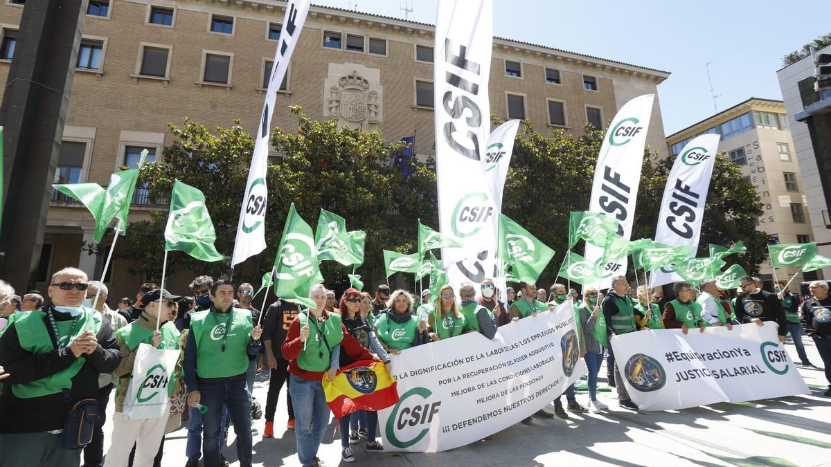 Protesta ante la Delegación del Gobierno en Aragón.