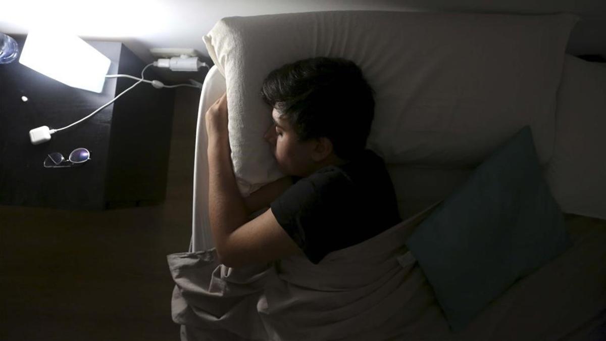 Un adolescente de 15 años trata de conciliar el sueño.