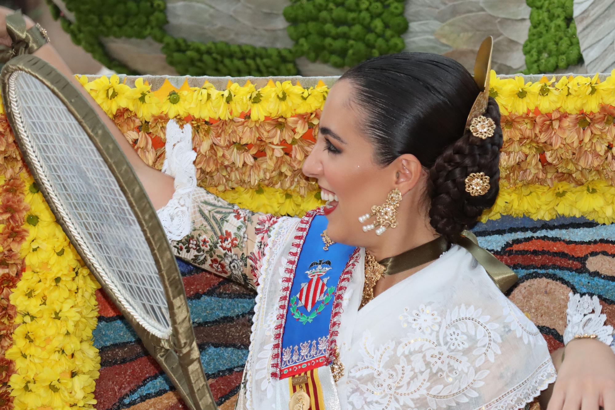 La Batalla de Flores reúne a las falleras de 2022 y 2023