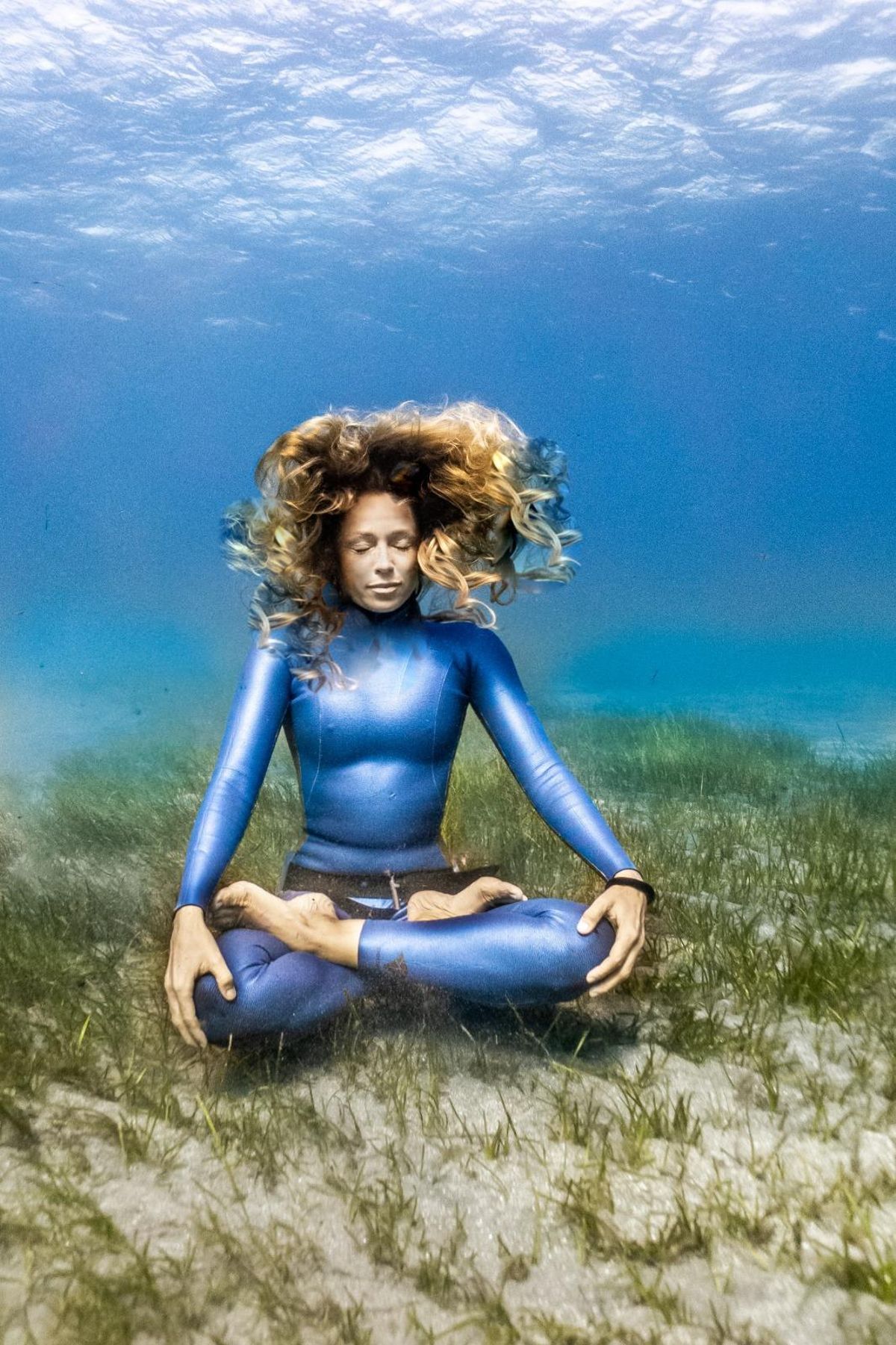 Laia Sopeña, apneísta, haciendo yoga durante una inmersión.