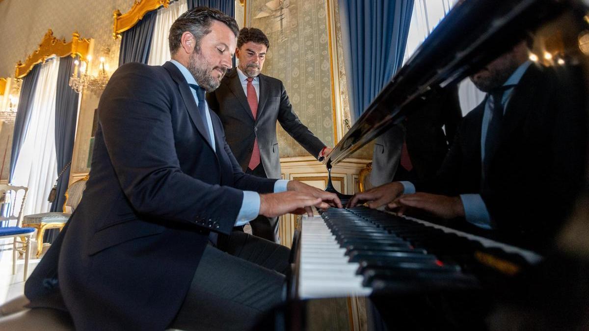 Ruz al piano, ante la atenta mirada de Barcala, llegó a animarse con acordes del Himno de Alicante