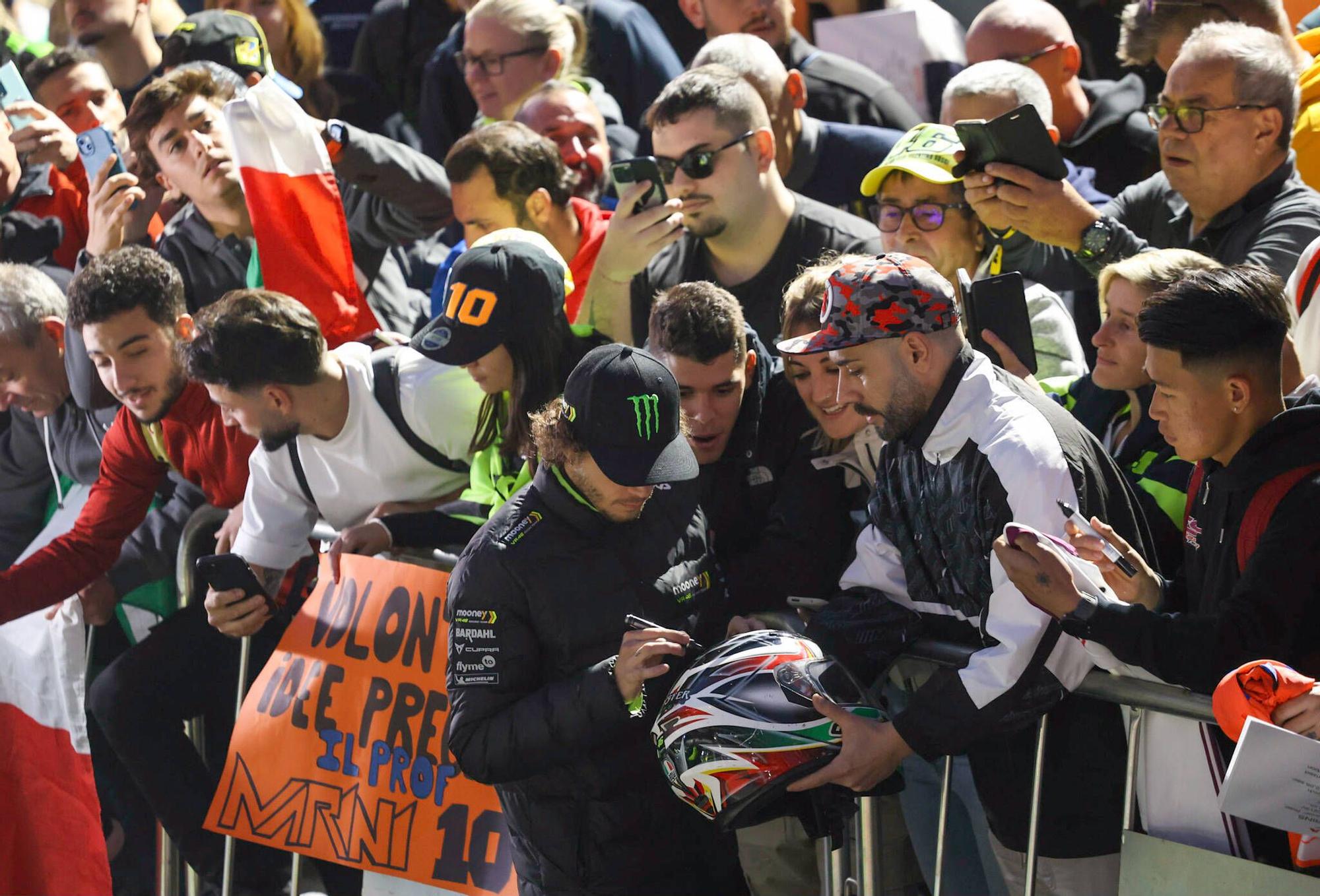 Más de 2.000 aficionados disfrutan del pitwalk con Marc Márquez y los pilotos de MotoGP