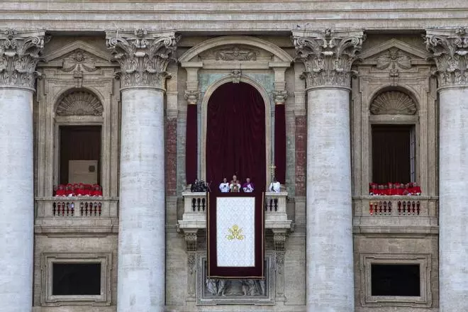 Las primeras imágenes de Robert Prevost como papa León XIV