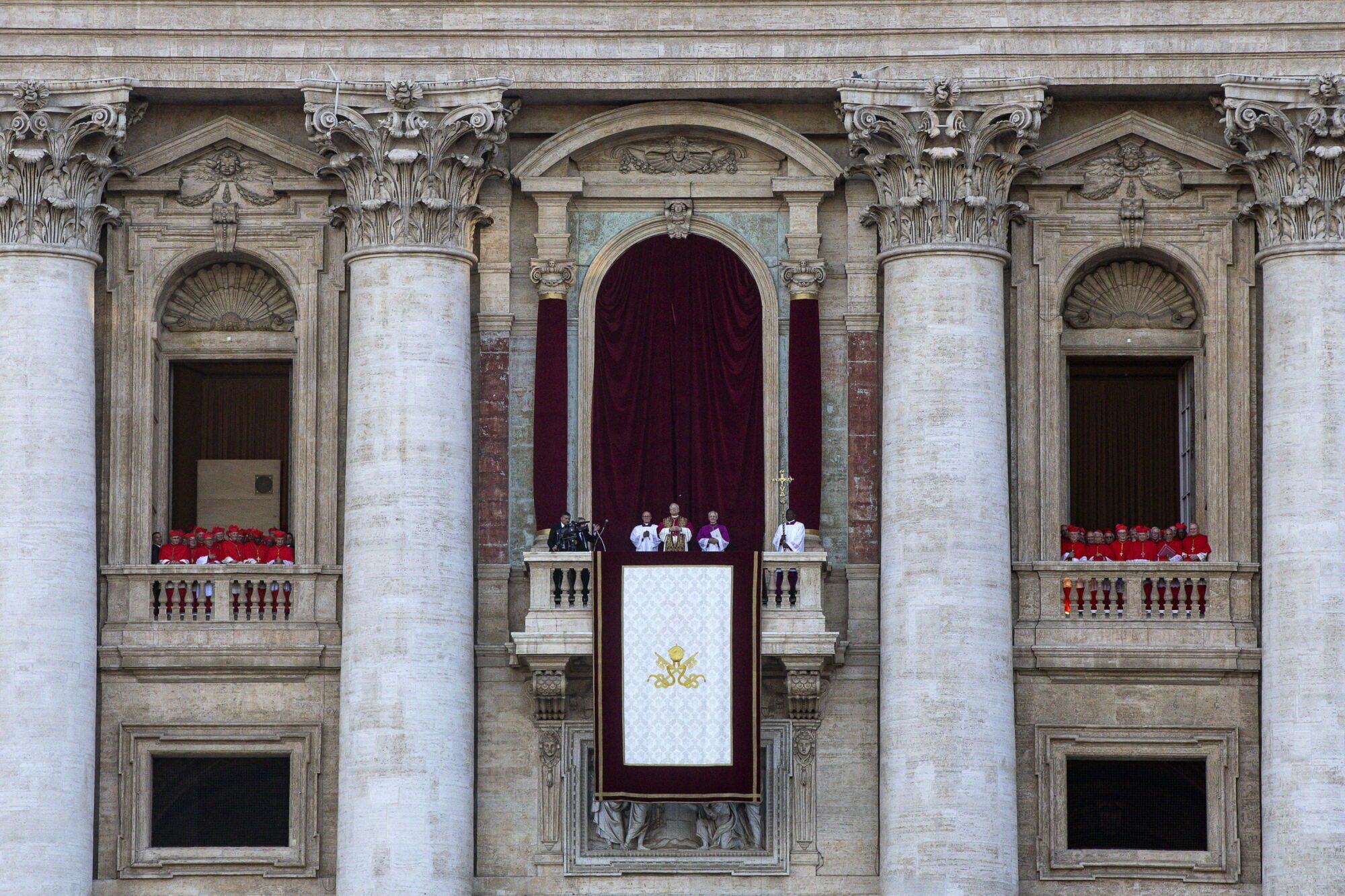 VATICAN CITY (Vatican City State (Holy See)), 08/05/2025.- Newly elected Pope Leo XIV, Cardinal Robert Francis Prevost from the USA, greets faithfuls from the central loggia of Saint Peter&#039;s Basilica, Vatican City, 08 May 2025. (Papa, Cardenal) EFE/EPA/ANGELO CARCONI