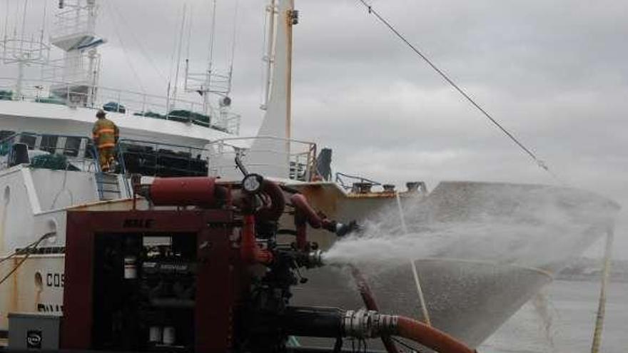 La tripulación de un pesquero de O Morrazo sale ilesa de un incendio en el puerto de Montevideo