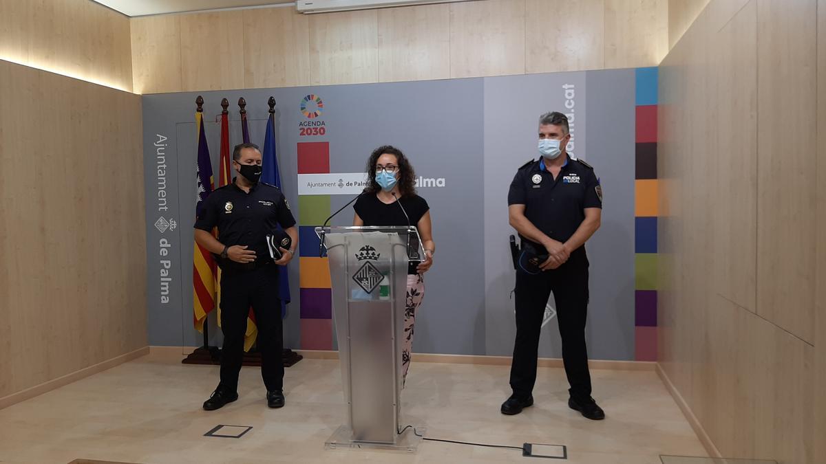 Joana Maria Adrover ha presentado el dispositivo antibotellón con representantes de la Policía Local y Nacional.