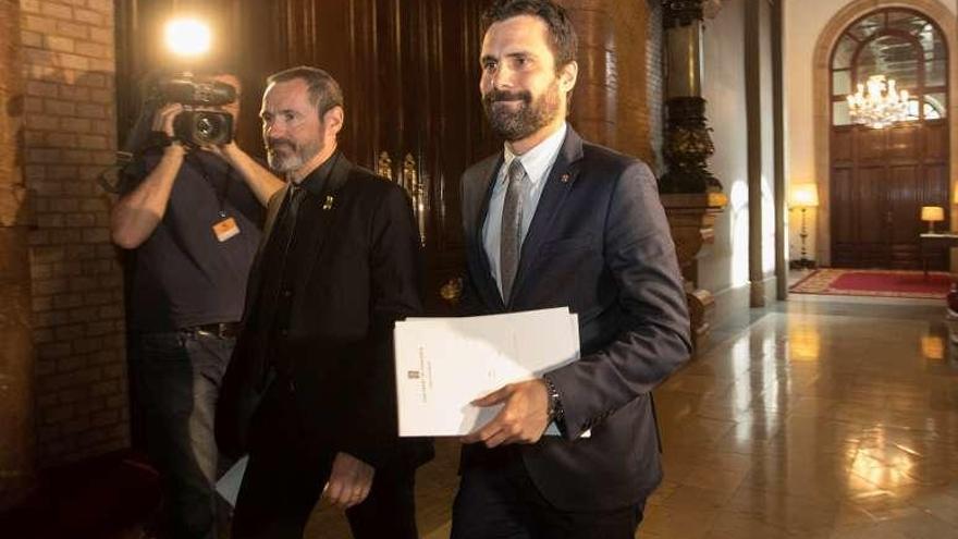 Torrent (a la derecha) y el secretario primero del Parlament, Eugeni Campdepadrós, camino de la reunión de la Mesa de la Cámara. // Efe