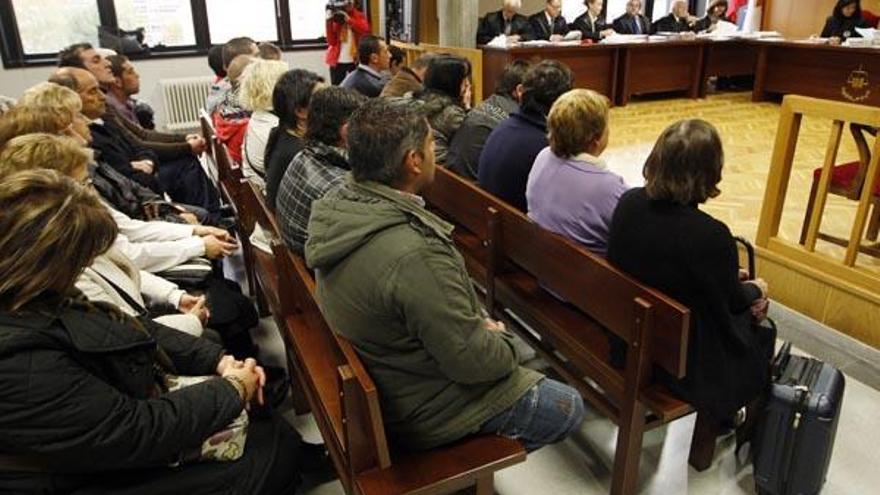 Los treinta y tres acusados llenan los bancos de la Sección Quinta de la Audiencia, en Vigo.