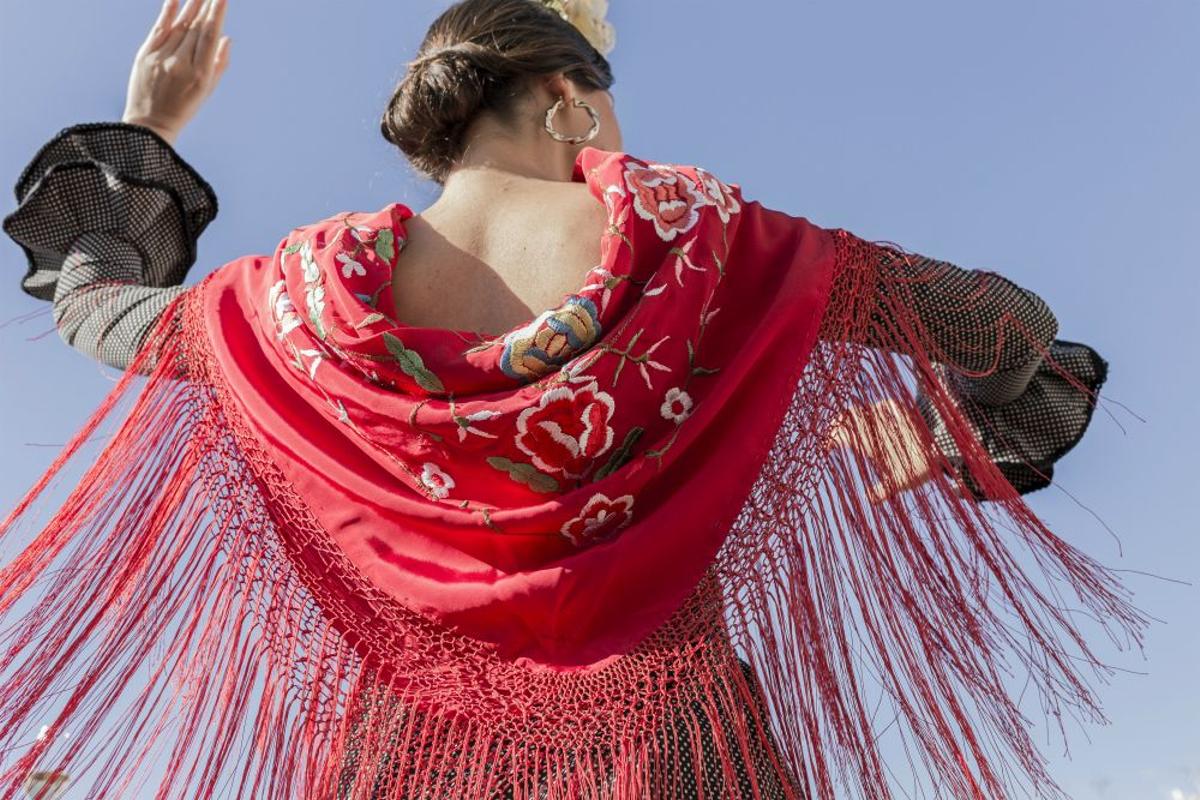 El color rojo de este mantón de Vainica también redondeará cualquier look flamenco