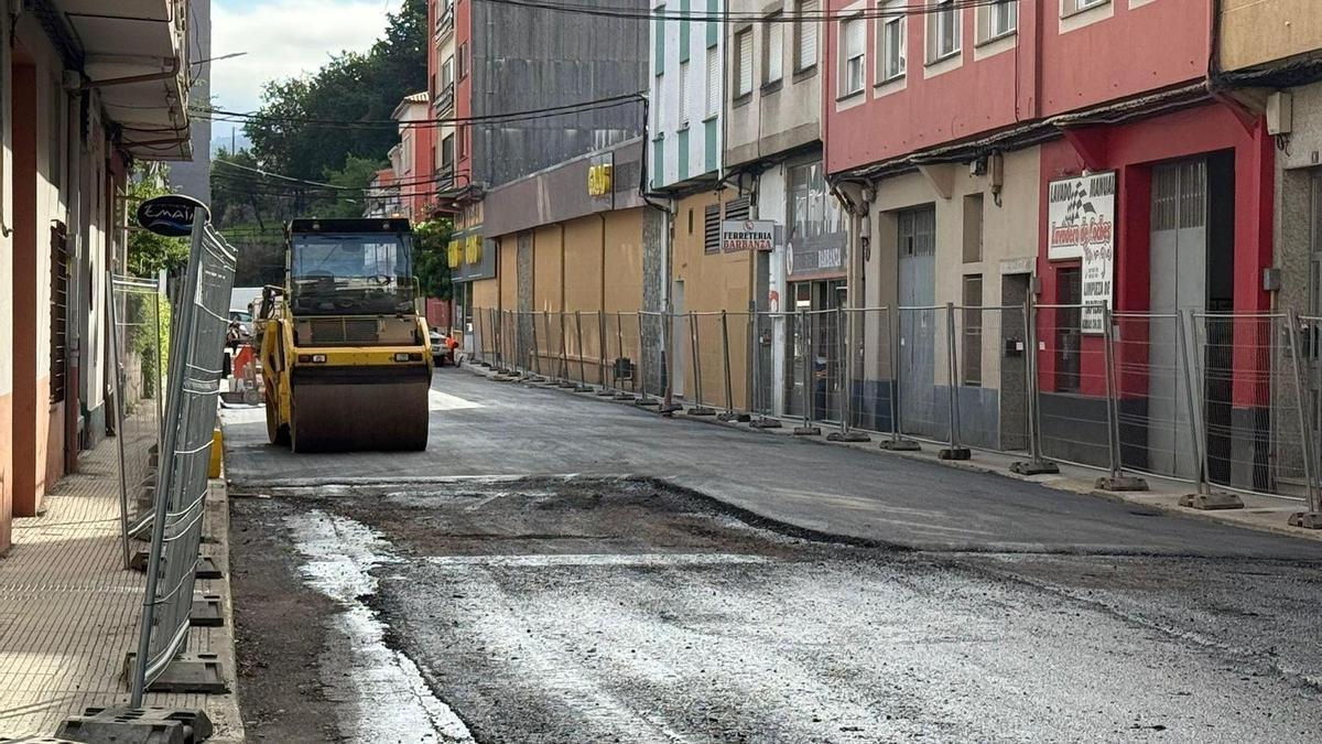 Traballos de pavimentación na rúa Brasil de Noia.