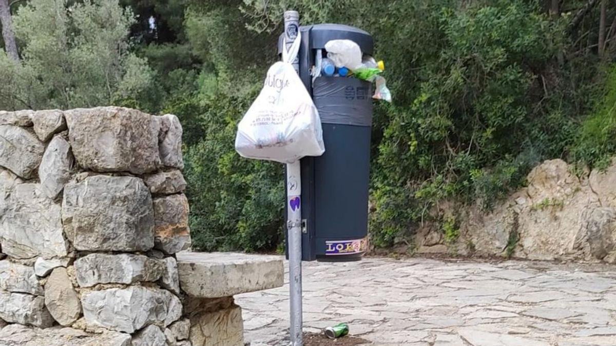 Papeleras a rebosar en Bellver tras los festivos