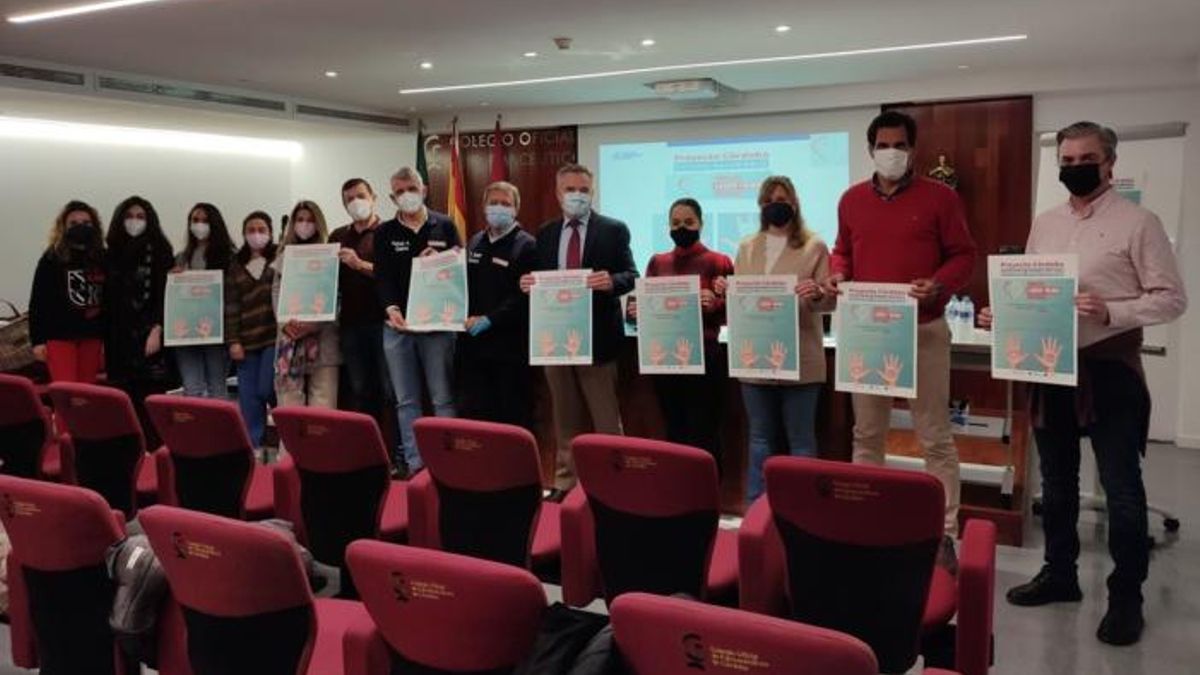 El presidente del Colegio de Farmacéuticos, Rafael Casaño, en el centro, en la presentación de la campaña.